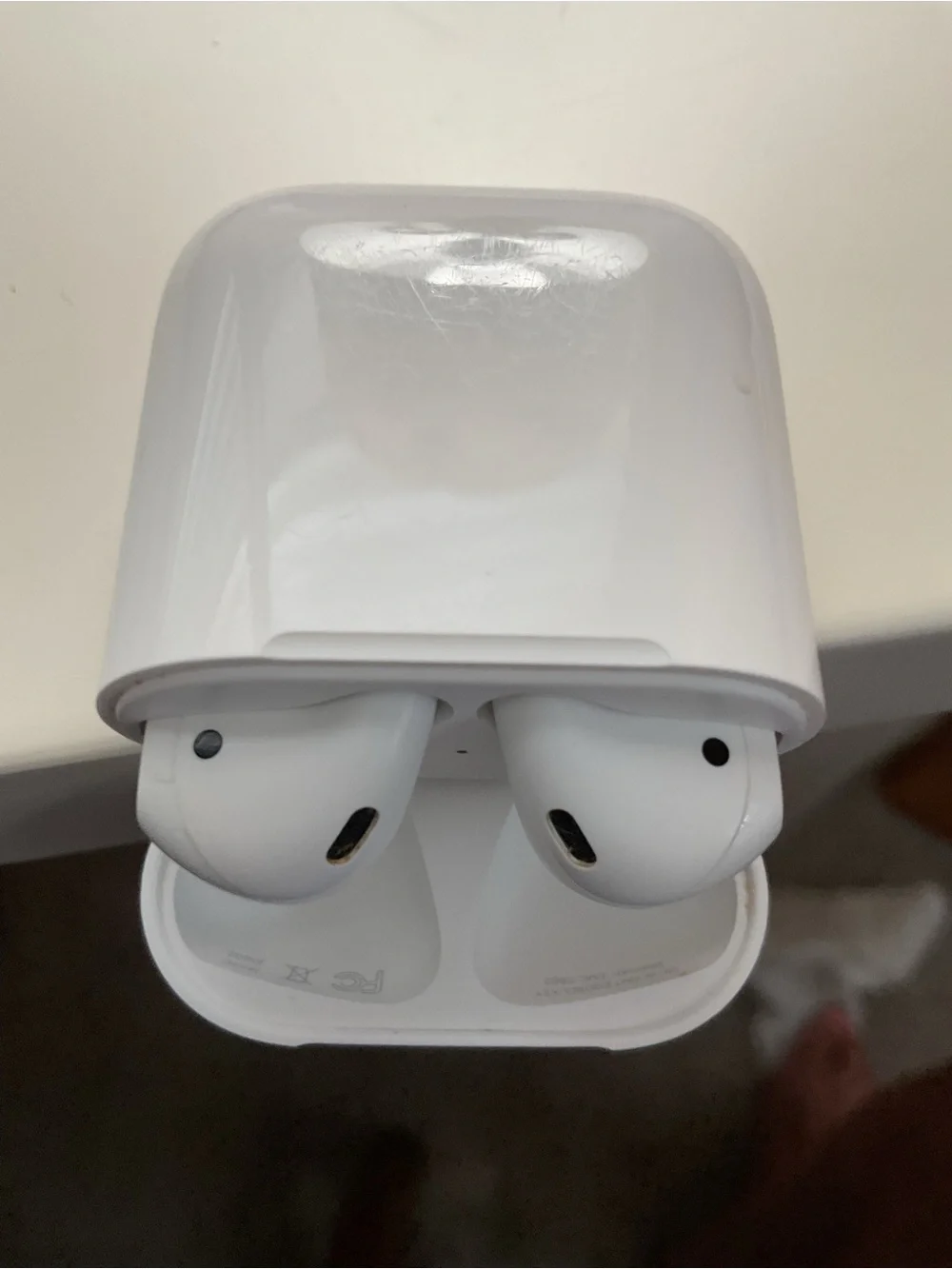 APPLE 🍎 Compact White Wireless Earbud Set with Charging Case